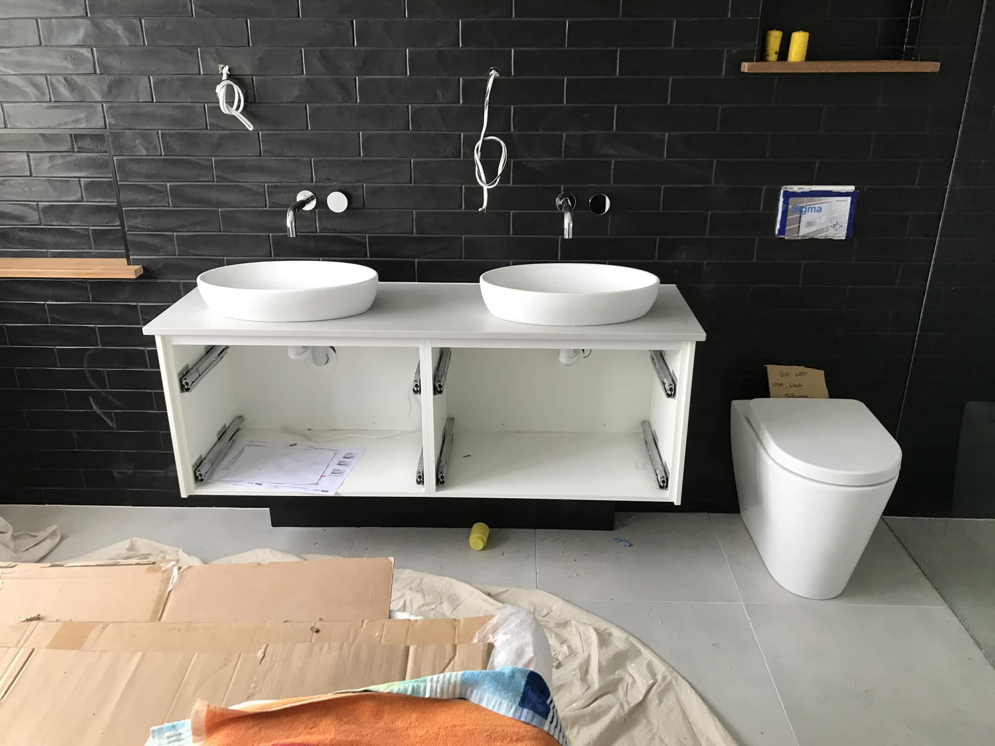 Double basin installation